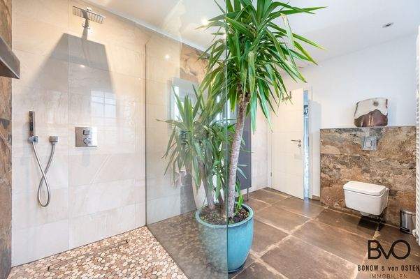 Walk-in-Dusche im Spa-Ambiente (Badezimmer 2)