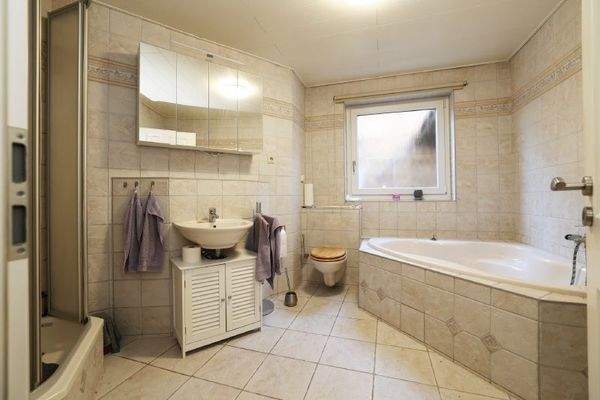 Bad mit Dusche und Wanne