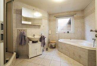 Bad mit Dusche und Wanne