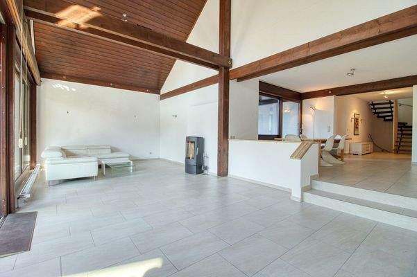 Wohnzimmer mit Blick in Richtung Diele, Essbereich