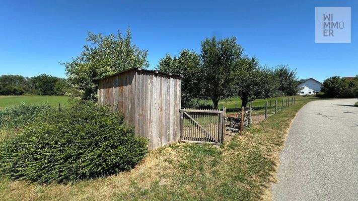 Grundstück gegenüber (1)