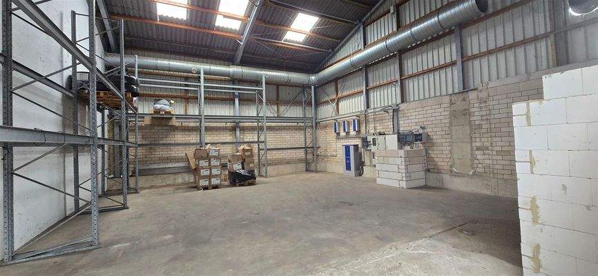 Lagerhalle 2 mit Hochregalen