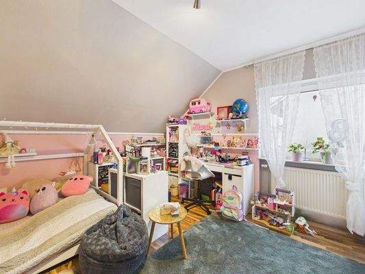 Großzügiges Kinderzimmer Wohnung OG