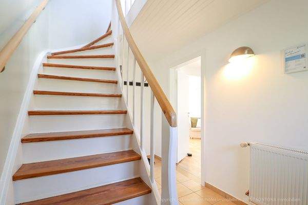 Diele mit Treppenaufgang zum Obergeschoss