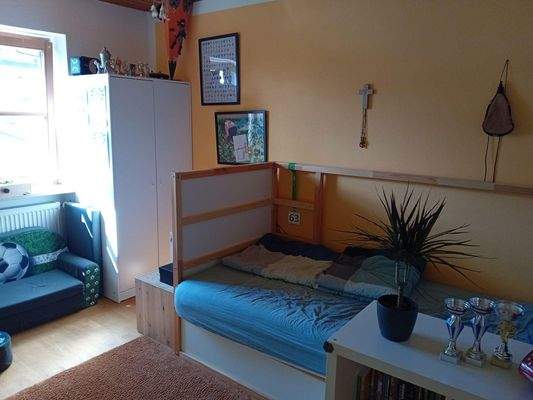 Kinderzimmer/ Büro rechts