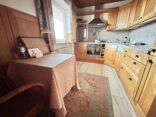 Küche mit Einbauküche