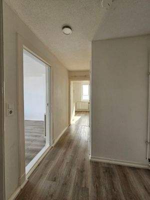Heller Flur zum Wohn-Schlafzimmer, Küche und Bad