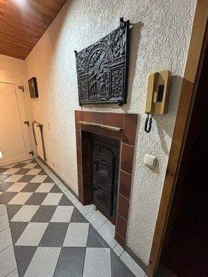 Diele hier wird der Kamin befeuert