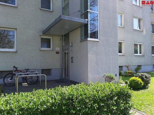 Hauseingang mit Fahrradabstellplatz