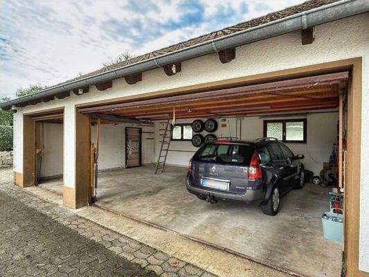 Garage mit 3 Stellplätzen+Stauraum