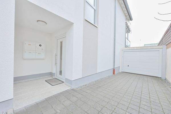 Hauseingang / Einfahrt mit Garage