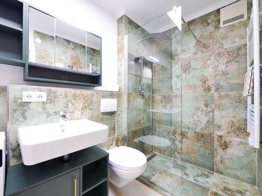 202 Bad mit Dusche und WC (1 von 1).jpg