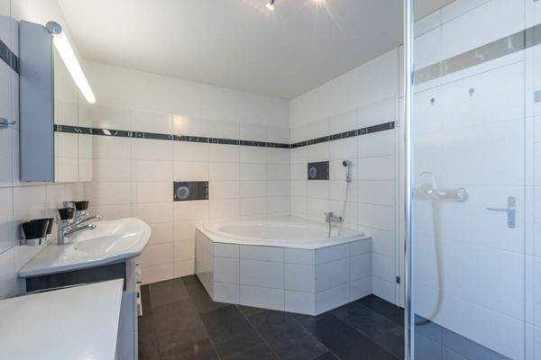 Badezimmer mit Fenster, Doppel-Lavabo, bodenebener Dusche, WC