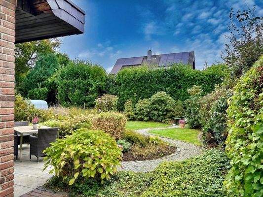 Dicht bewachsener Garten für jede Menge Privatsphäre