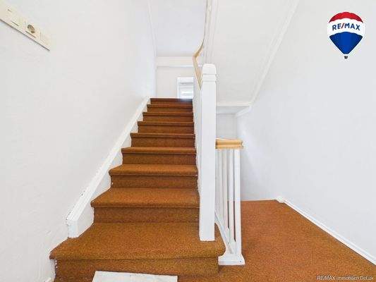 REMAX Immobilien DeLux Einfamilienhaus Diele Schiffweiler Mark Borowicz