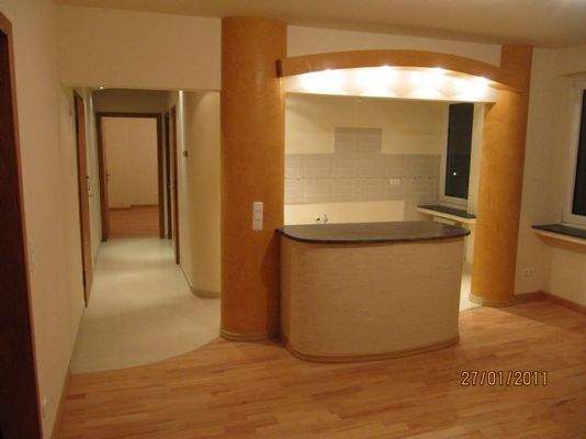 Wohnzimmer mit Blick in d. offene Küche-Archivbild