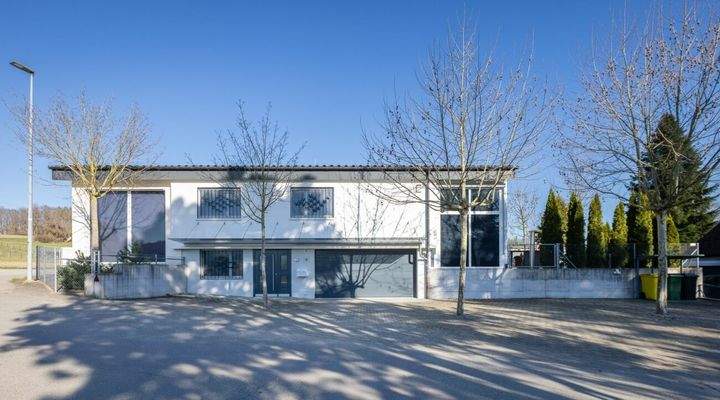 Der Bugalow bietet viel Platz für Bewohner und deren Fahrzeuge