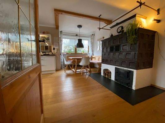 Kachelofen mit Essecke