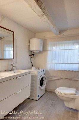 WC mit Waschmaschine und Waschbecken.jpg