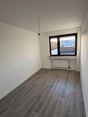 Leeres Zimmer mit Fenster