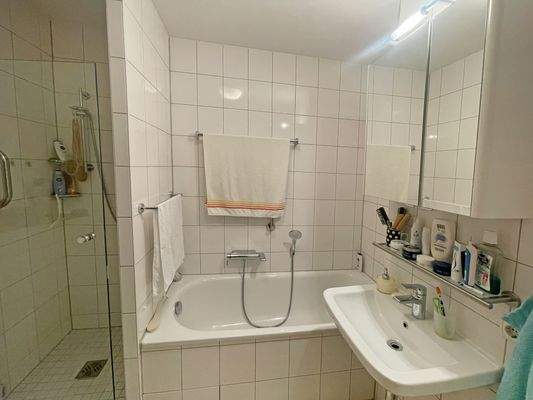 Bad mit Dusche u. Wanne