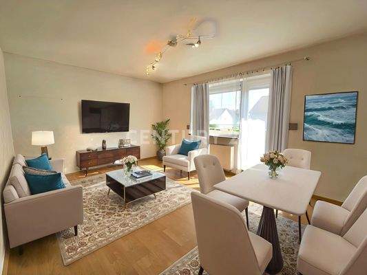 Modernes Einrichtungsbeispiel des Wohn- Esszimmers im OG