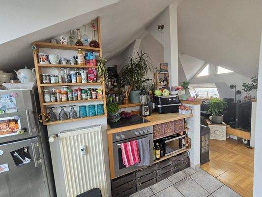 offene Küche mit Einbauregalen.jpg