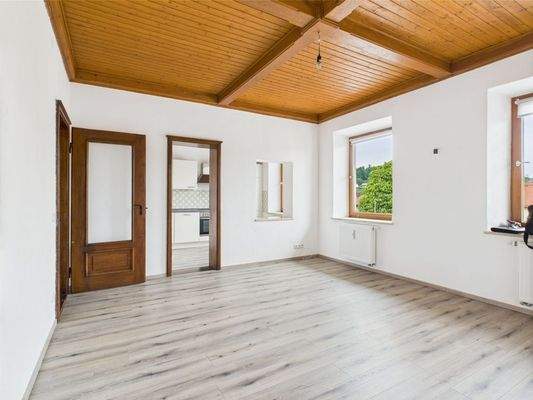 Wohn-/ Essbereich mit Blick zur Küche