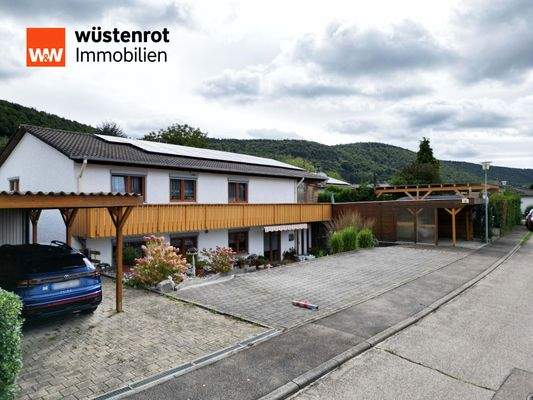 Zuhause mit Weite, 1 Garage, 2 Carports und 6 (!) Stellplätze