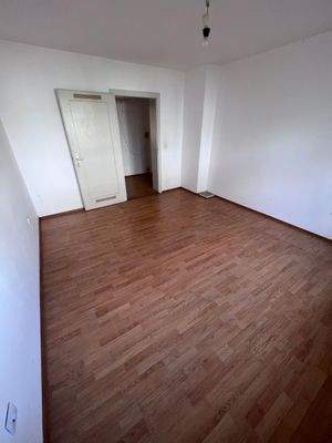 Leerer Raum mit Holzboden