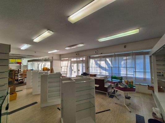 Verkaufsraum mit großer Fensterfront 