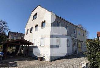 Hausansicht mit Carport