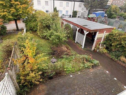 Blick auf die Terrasse mit Garten