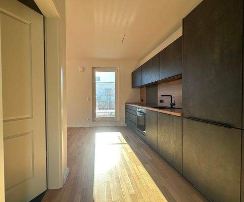 Offener Eingangsbereich mit Kücheneinblick