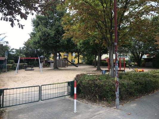 Spielplatz, in der Nebenstraße