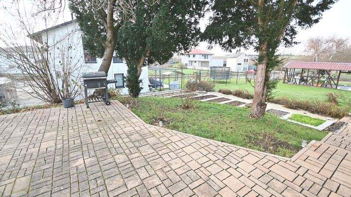 ...und Zugang zur großzügigen Terrasse