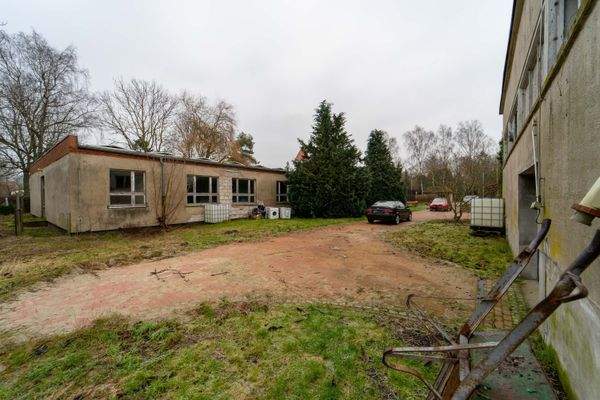 Blick auf die Halle und Zufahrt Grundstück