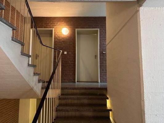 Treppenhaus mit Türen