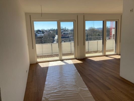 Großer Wohnbereich mit Blick auf den Balkon