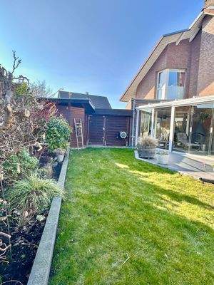 Blick zum Carport und in den Gartenbereich