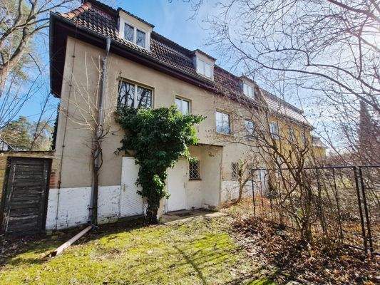 Nachbarhaus an Grundstücksgrenze