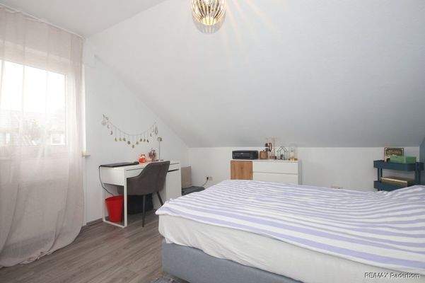 Schlafzimmer DG links