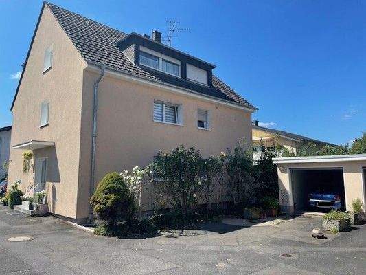 Rückansicht mit Garagen