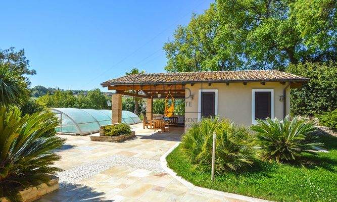 Elegantes Landhaus mit Pool und Meerblick bei Lapedona – Marken