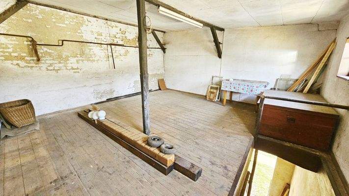 großer Raum im Nebengelass