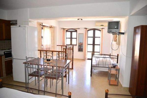 Kreta, Margarites: Renoviertes Steinhaus im Dorf zu verkaufen