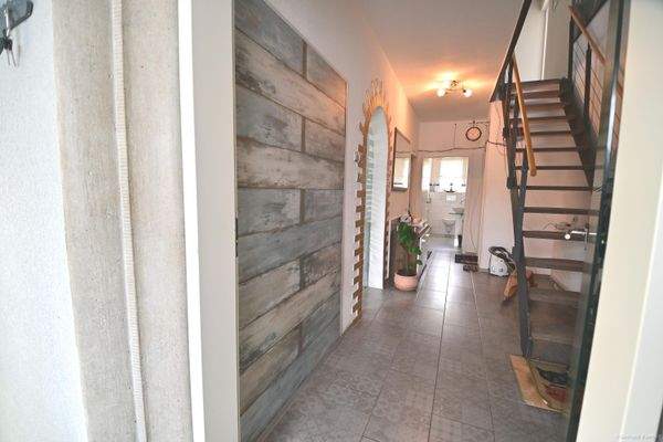 gefliester Flur mit Treppenanlage zum Dachgeschoss (Haupthaus)