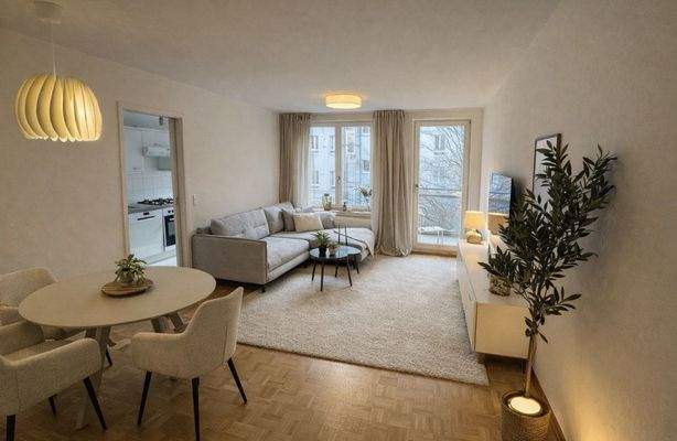 Wohnzimmer mit Zugang zum Balkon