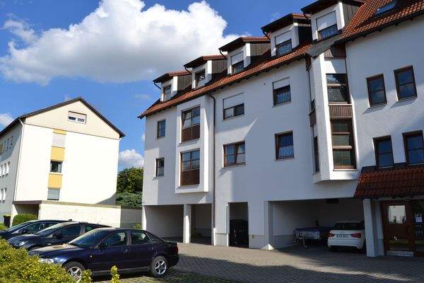 Hausansicht mit Pkw-Stellplätzen