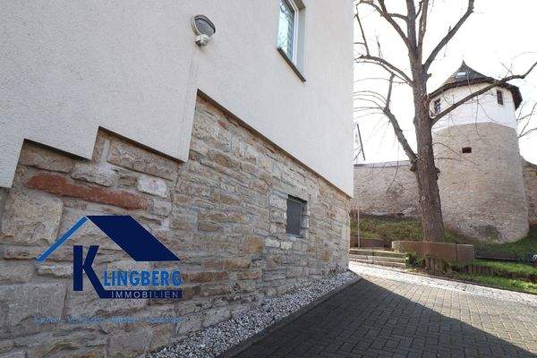 Westgiebel mit Zufahrt aufs Grundstück